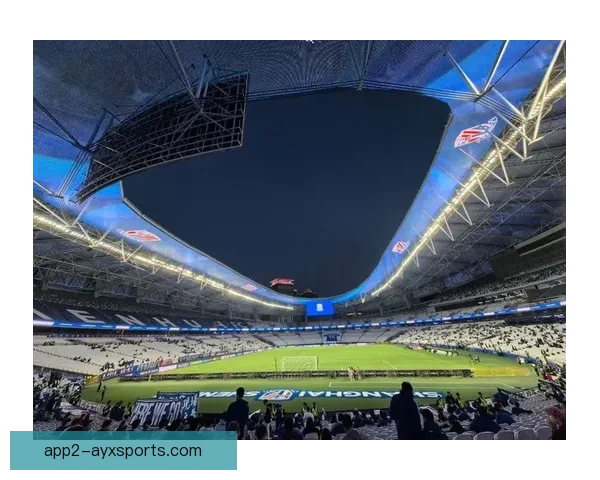 露天球场激情开赛全景呈现户外足球赛事直播盛宴燃动夏夜观赛体验升级